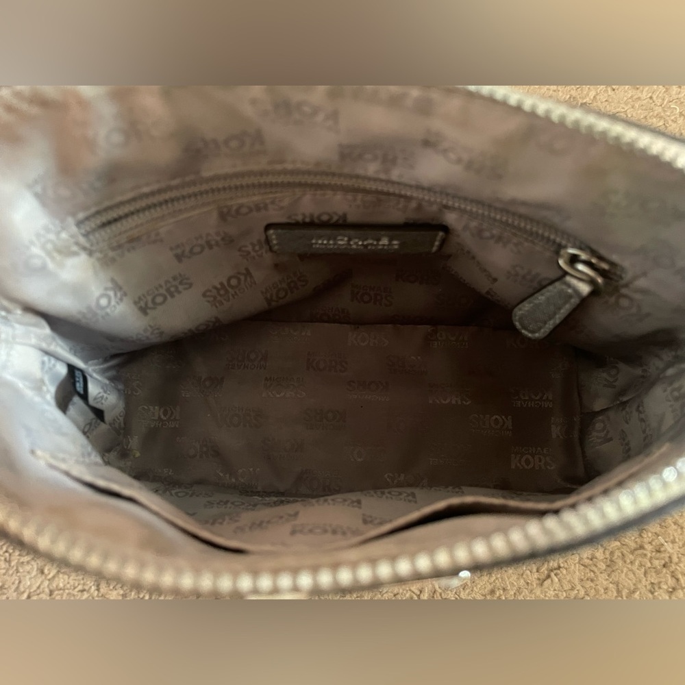 Authentic Michael Kors Pale Jet Set Silver Saffiano Leather Large Dome Crossbody - Picture 6 of 11